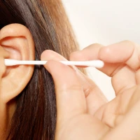 Не намагайтеся самостійно прибрати сірчану пробку за допомогою сірника або ватної палички