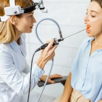 Вухо, горло, ніс під оком ендоскопа