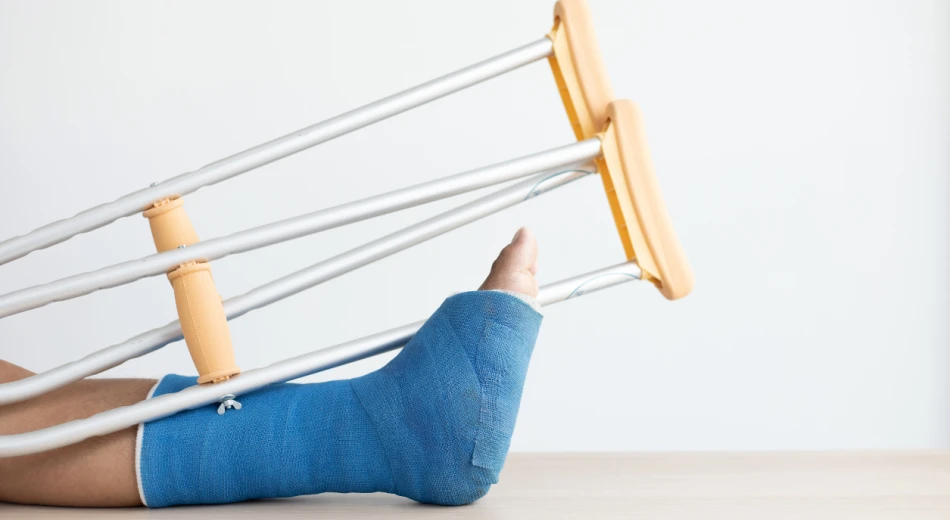 П'ять найпопулярніших травм узимку: як їх уникнути і що робити, якщо ви впали на рівному місці