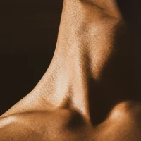 Шия – всьому голова. Як позначаються її травми на стані шкіри і волосся?