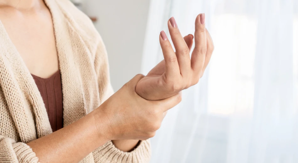 Чому німіють руки і як із цим боротися?